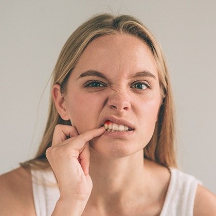 Woman with inflamed gum tissue