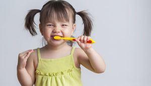 girl-brushes-teeth