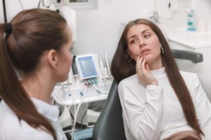 a woman visiting her emergency dentist for facial pain